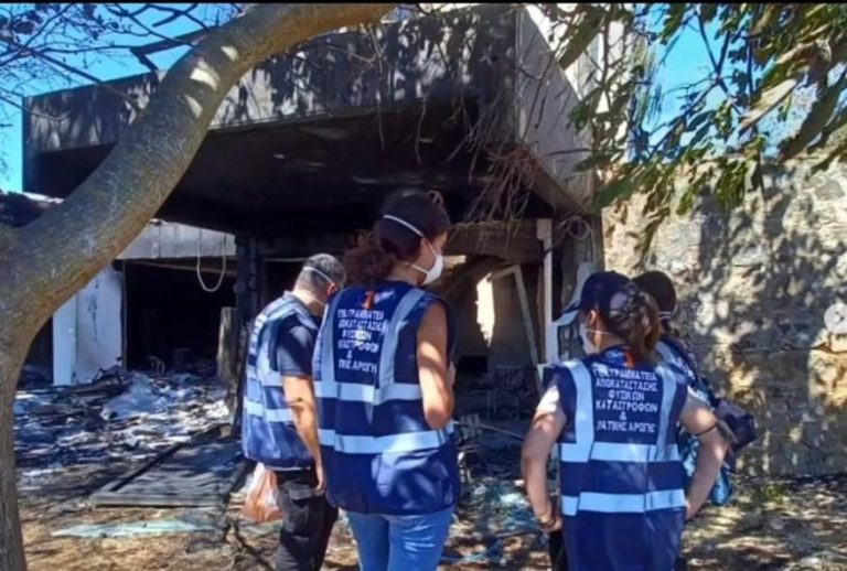 Κλιμάκιο της ΓΔΑΕΦΚ κατά τη διενέργεια αυτοψιών μετά από πυρκαγιά στην Αττική. Πηγή: ethnos.gr / Instagram. Παρέμβασή στο «Έθνος», του Πρόεδρου του ΣΕΑΕΦΚ, [ Γιώργος Τσιρώνης ]